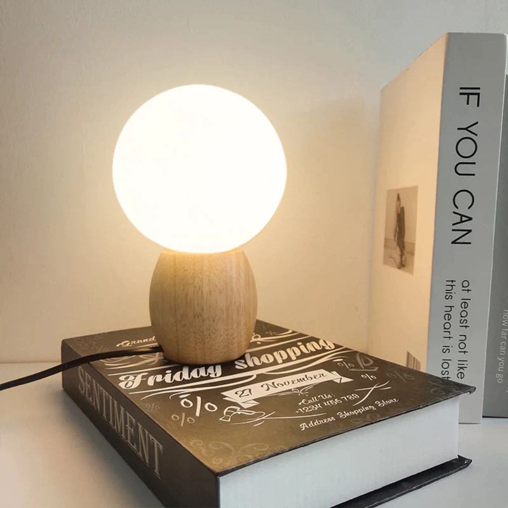 Lampe de Table Nordique en Bois avec Boule en Verre Blanc Lait