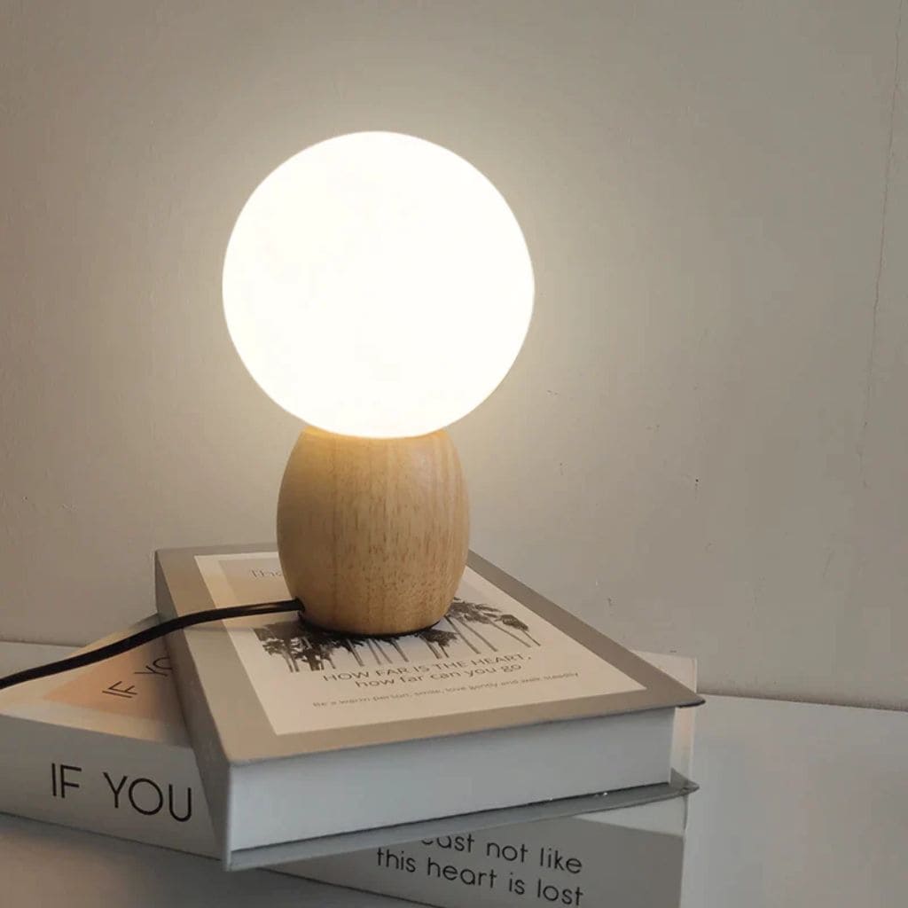 Lampe de Table Nordique en Bois avec Boule en Verre Blanc Lait