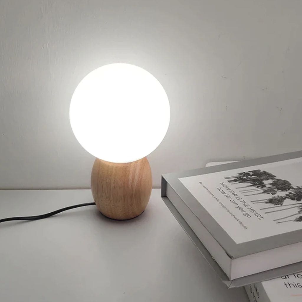 Lampe de Table Nordique en Bois avec Boule en Verre Blanc Lait