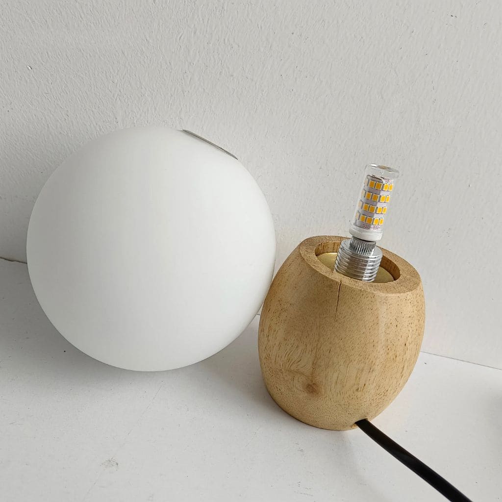 Lampe de Table Nordique en Bois avec Boule en Verre Blanc Lait